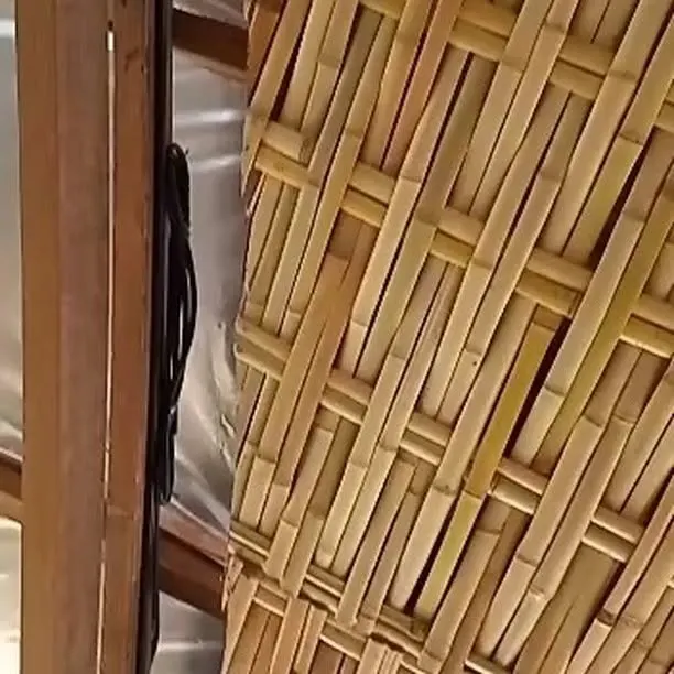 Painel de bambu trançado em diagonal com moldura de madeira
