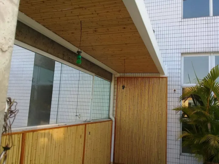 Forro de bambu e painel vertical de bambu com moldura em um terraço